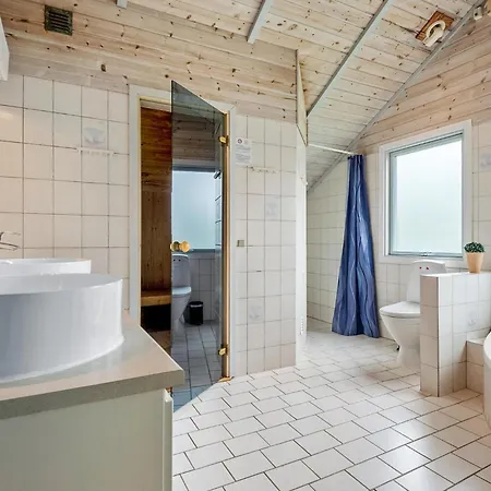 Дом отдыха Gorgeous Home In Blavand With Sauna